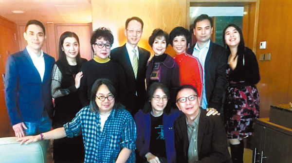 ◆ 陳善之、吳國亮、葉家寶和一眾演員為拍造型照而共聚一堂。
