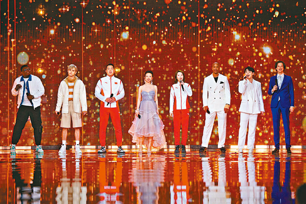 ◆歌手尤長靖(右二)偕花樣滑冰運動員張丹、張昊等唱出《冰雪舞動》。