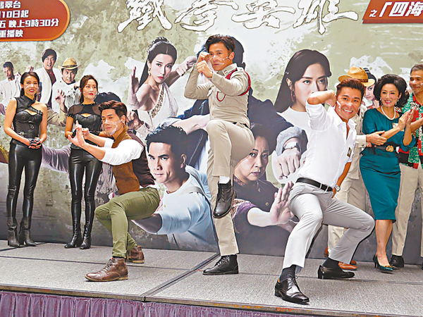 ◆左起：伍允龍、陳山聰及陳展鵬功架十足。