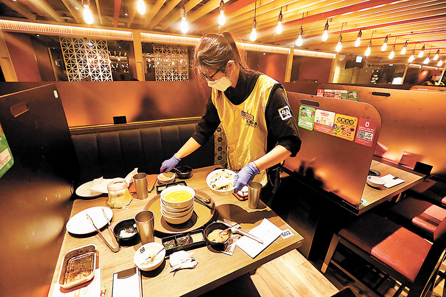 ◆政府去年3月初起要求食肆須設「執枱專員」，否則負責有關工作員工須在每輪收拾期間按需要潔手或換手套。 資料圖片