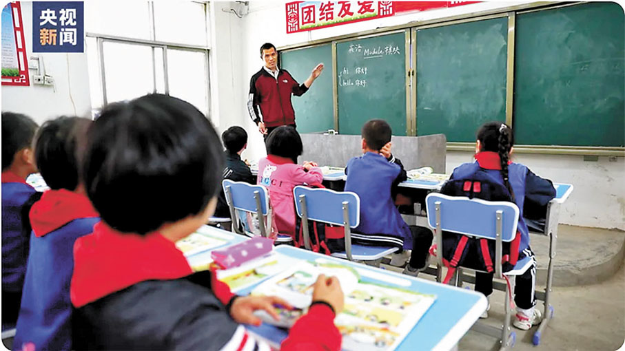 ◆ 除了校長身份，張鵬程還身兼語文老師和英語老師。 網上圖片