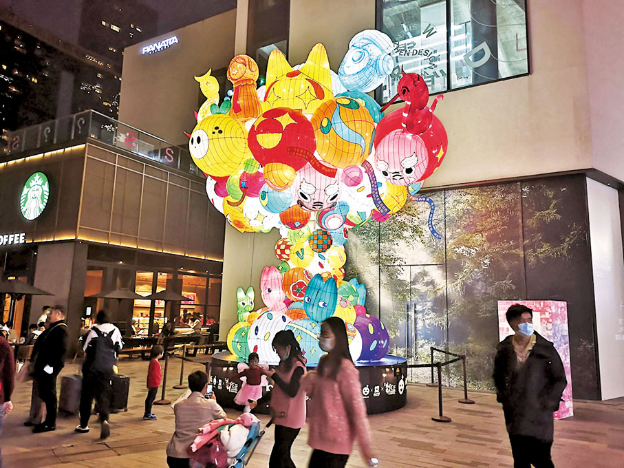 ◆香港設計師與少年共創的花燈。記者石華 攝