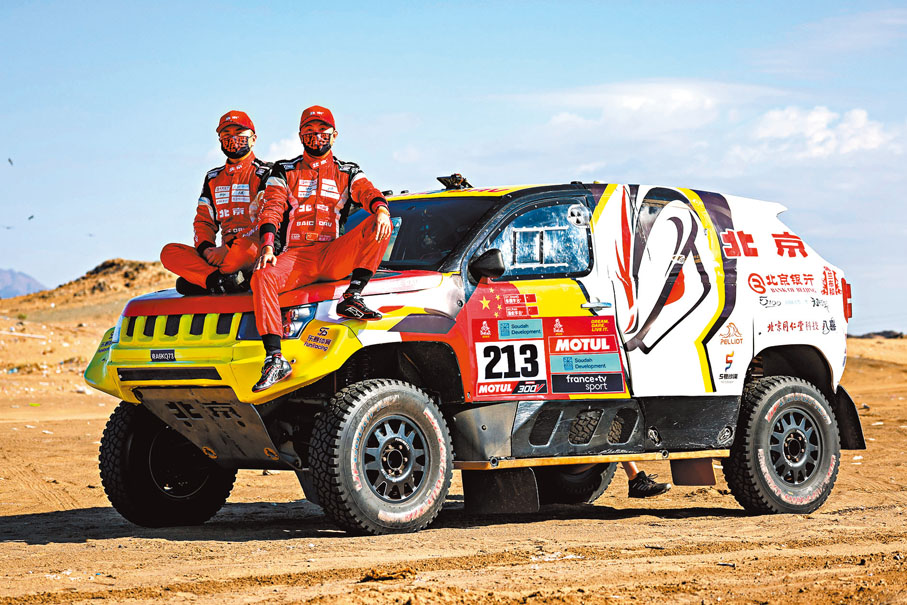 ◆北京越野車隊「雙宇組合」張國宇（右）與潘宏宇賽前合影。新華社