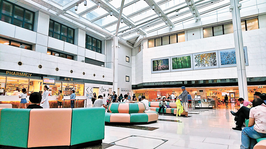 ◆大多團體醫保主要是保障住院期間的醫療開支，但住院外的開支，如疾病或意外期間無法工作時所需的生活費或治療癌症時的標靶藥費等大額開支，均是公司醫保難以補充的缺口。圖為香港的私家醫院門診大堂。 資料圖片