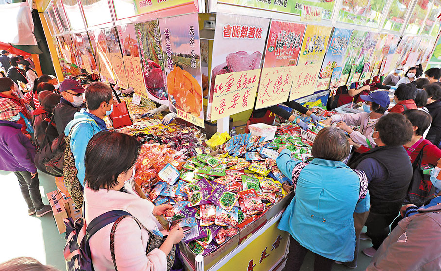 ◆ 工展會最後一天，商戶紛紛減價促銷，「要錢唔要貨」。 香港文匯報記者  攝