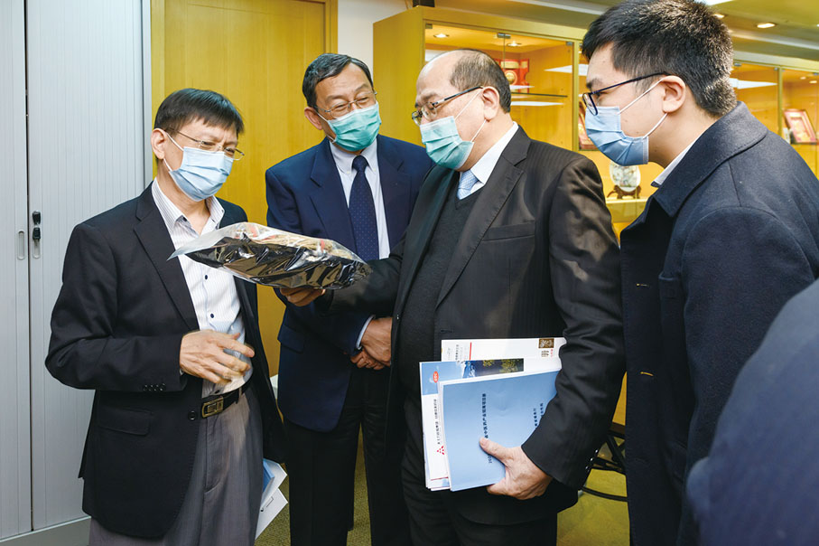 ◆嘉賓參觀中藥產品並進行熱烈討論。