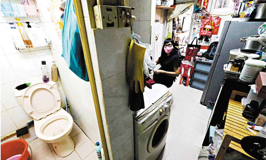 ◆有劏房戶表示，業主趁規管劏房租務修訂條例生效前的「空窗期」加租超過20%。圖為劏房環境擠迫。 資料圖片