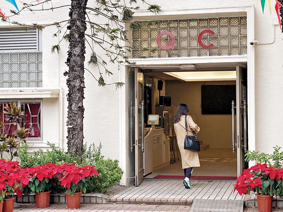 ◆ 昨晨陸續有家長到皇仁交表。香港文匯報記者盧博  攝