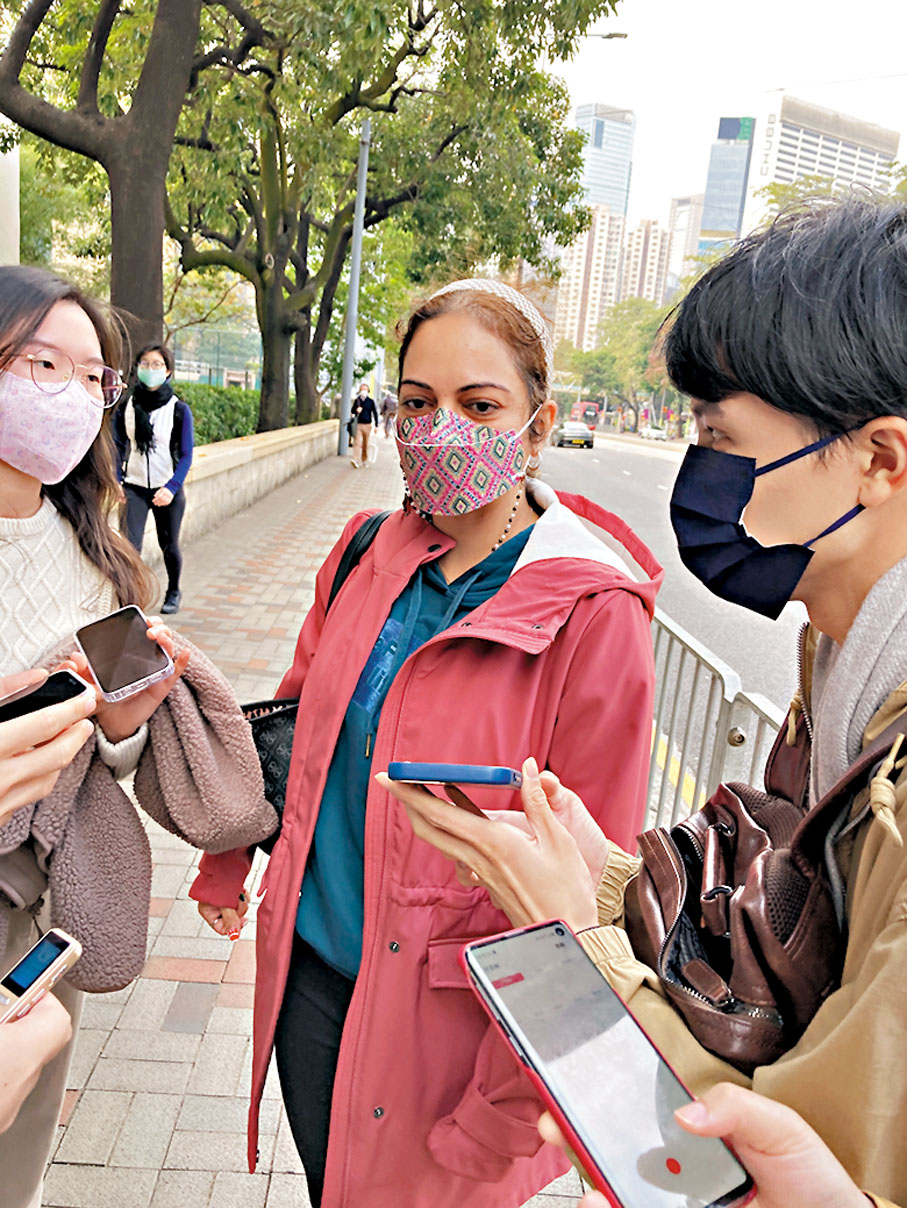 ◆文小姐表示自己較緊張兒子升學情況，所以第一天就來報名。香港文匯報記者盧博  攝