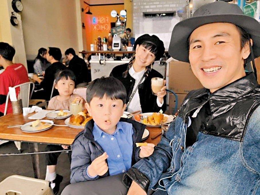 ◆ 譚俊彥日前結婚七周年，與家人慶祝。