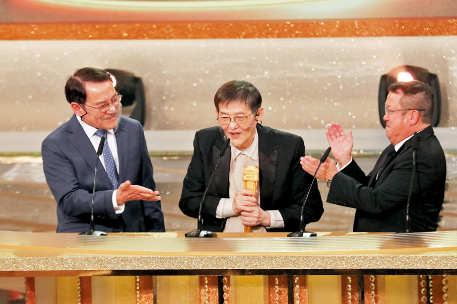 ◆ 「專業精神獎」由TVB餐廳「馬老闆」馬慶豪榮獲，並由曾志偉和劉丹頒獎。