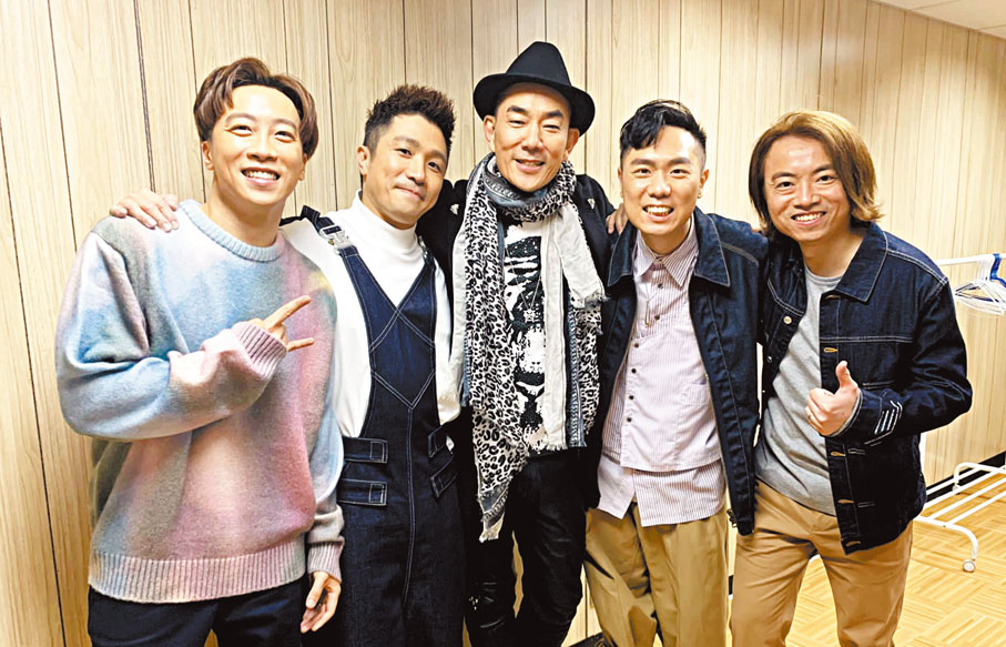 ◆ Supper Moment參與跨年演唱會，並跟任賢齊（中）合唱。