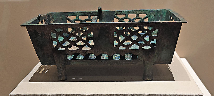 ◆漢代銅烤爐。此為當時人用來烤肉的器具。