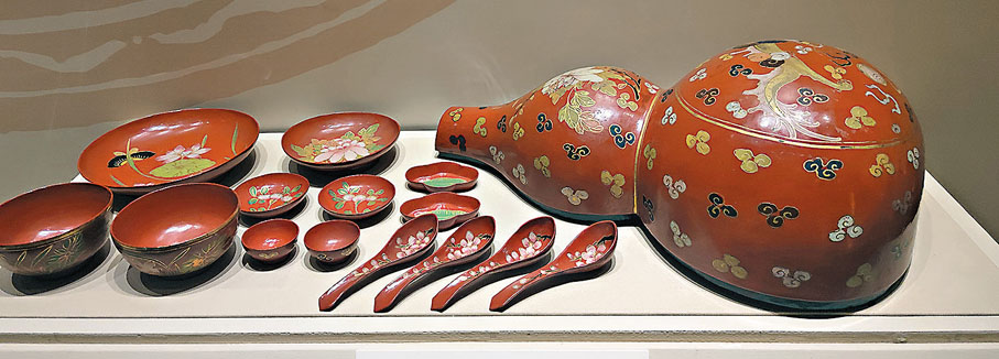 ◆清代朱漆皮胎彩繪葫蘆式餐具盒。