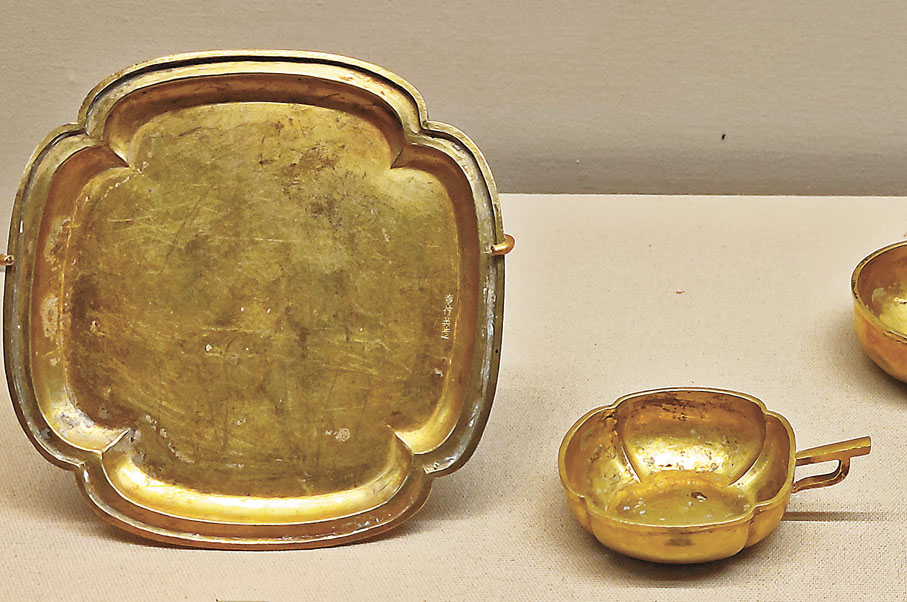 ◆元代海棠式金盤和金杯。