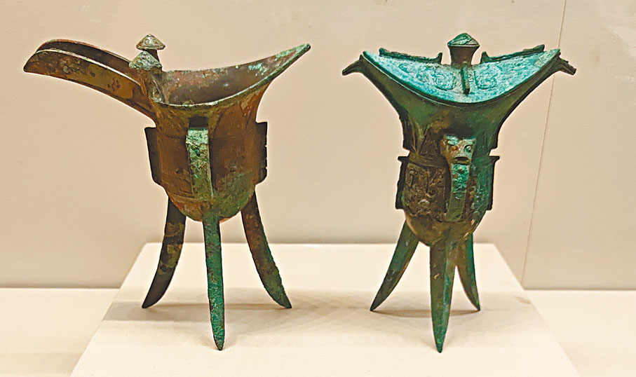 ◆商代銅爵（左）和青銅角。
