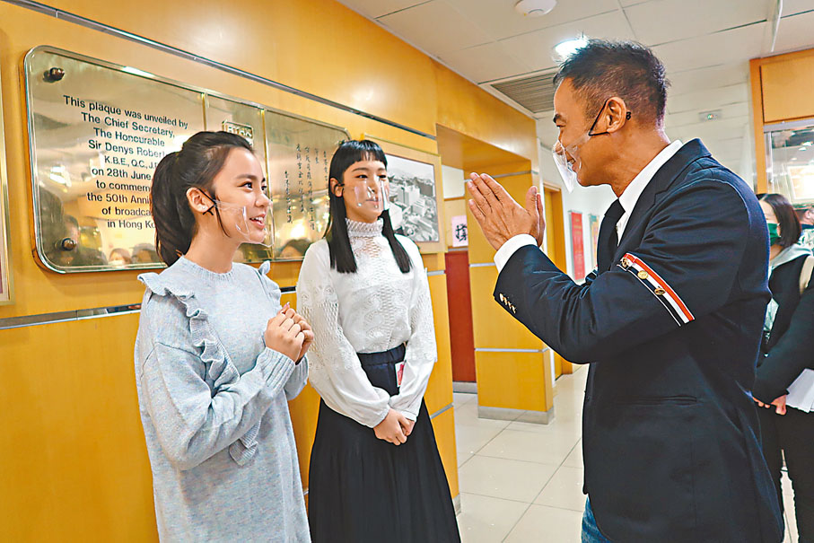 ◆炎明熹和姚焯菲跟任達華打招呼 。