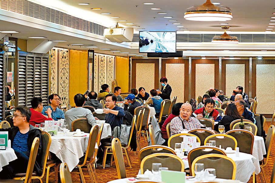 ◆香港特區政府宣布，明日起食肆晚市禁止堂食。圖為昨晚旺角倫敦大酒樓食客旺場。 香港文匯報記者  攝