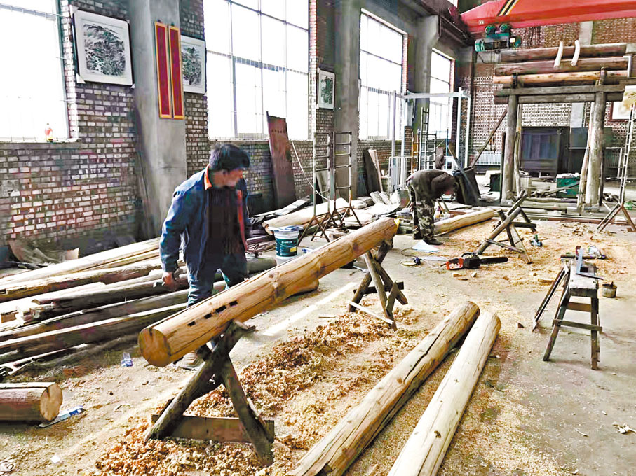 ◆工人修復古宅房樑。 受訪者供圖