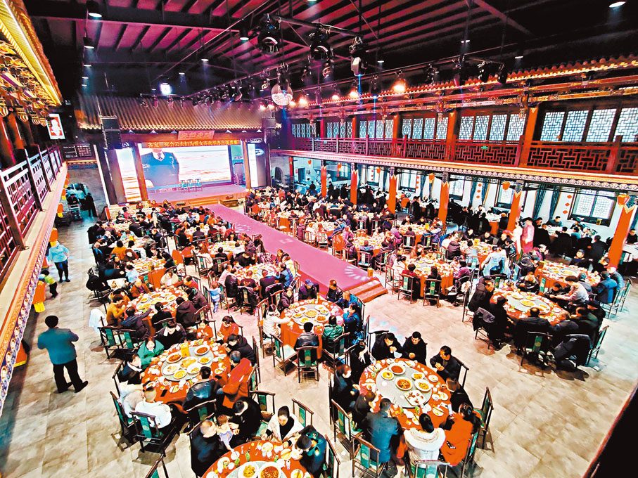 ◆昔日古戲台如今充滿了煙火氣。