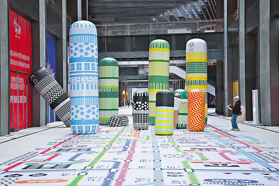 ◆觀眾在深圳設計周主展場深業上城參觀。