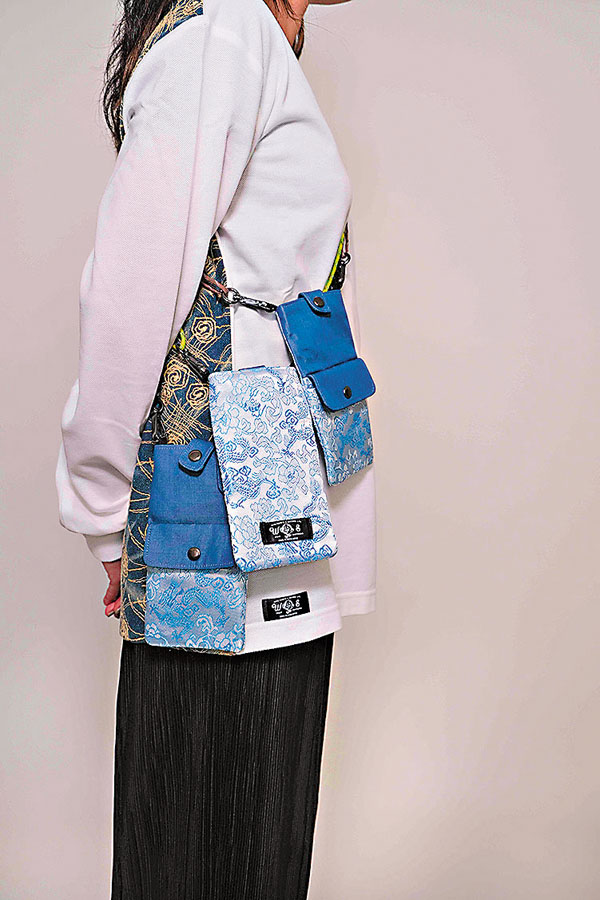 ◆手機袋設計以零碎的布料拼合