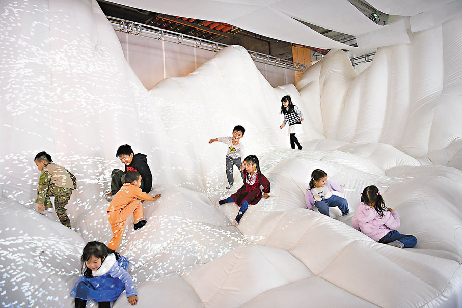 ◆小朋友在深圳設計周一處展覽現場玩耍。