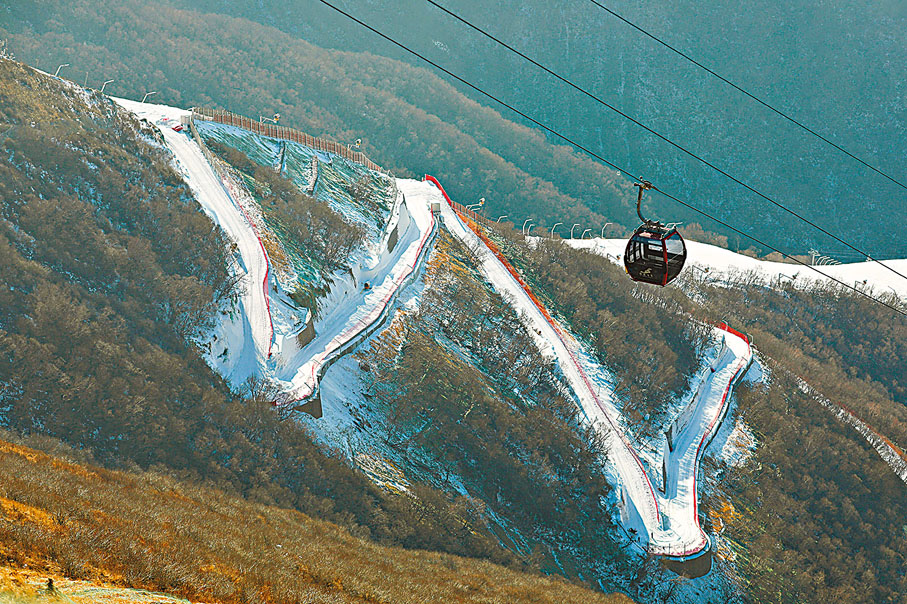 ◆纜車在國家高山滑雪中心上空穿行