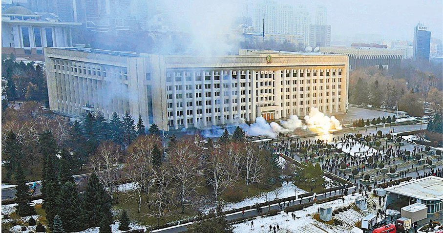 ◆ 示威者擊毀市政廳的窗戶闖入，一樓發生大火。 美聯社