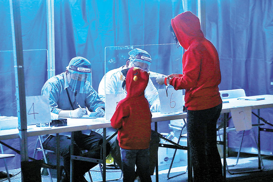 ◆北角城巿花園1期3座昨晚圍封強檢。香港文匯報記者  攝