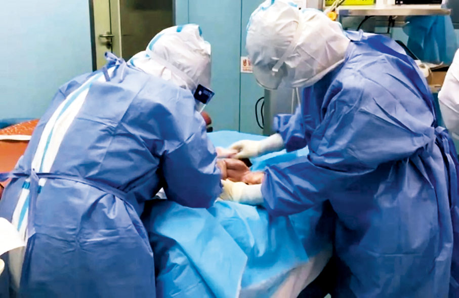 ◆西安黃碼醫院醫護身穿防護服接生「跨年寶寶」。 受訪者供圖