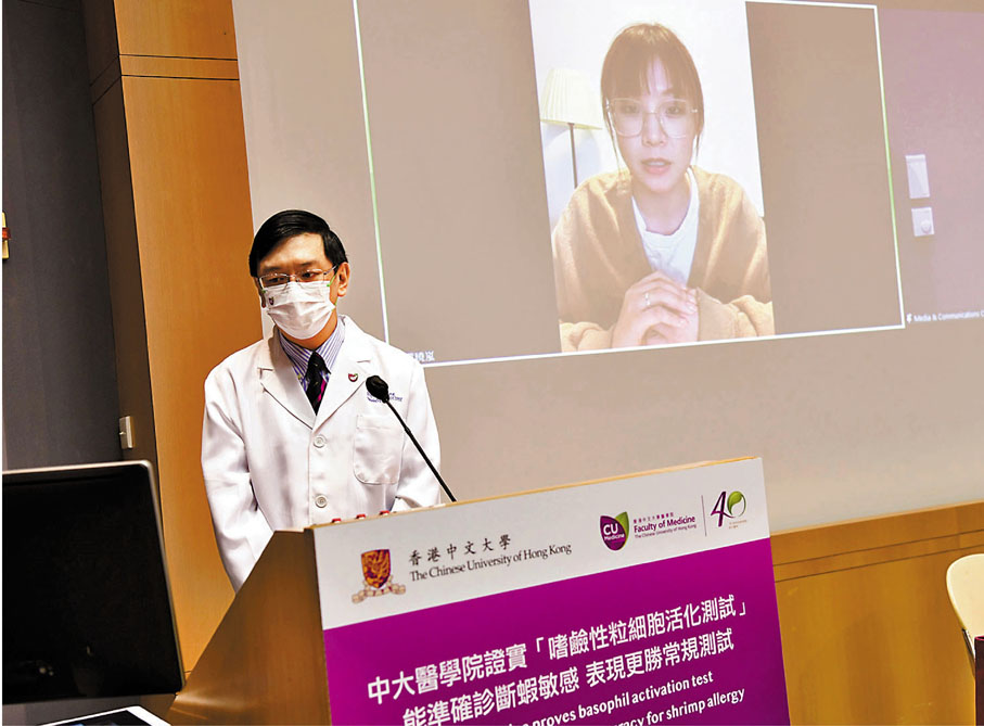 ◆曉嵐（熒幕上顯示直播畫面）表示，出外用膳時必須謹慎選擇餐廳和菜式，以免因誤食含有蝦成分的菜式，而出現過敏反應。