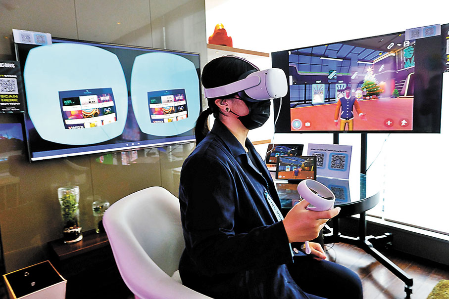 ◆民眾在體驗虛擬3D互動。