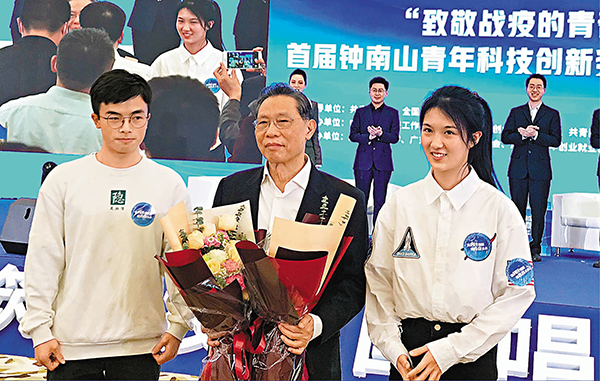 ◆「南山班」同學向鍾南山獻花。 香港文匯報記者敖敏輝 攝