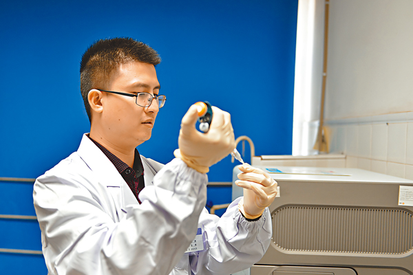 ◆中南大學湘雅醫學院副院長呂奔開展科研工作。 受訪者供圖