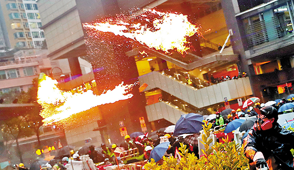 ◆2019年8月25日黑暴於荃灣區到處打砸燒掀暴亂,其間多次向警方擲汽油彈施襲。 資料圖片