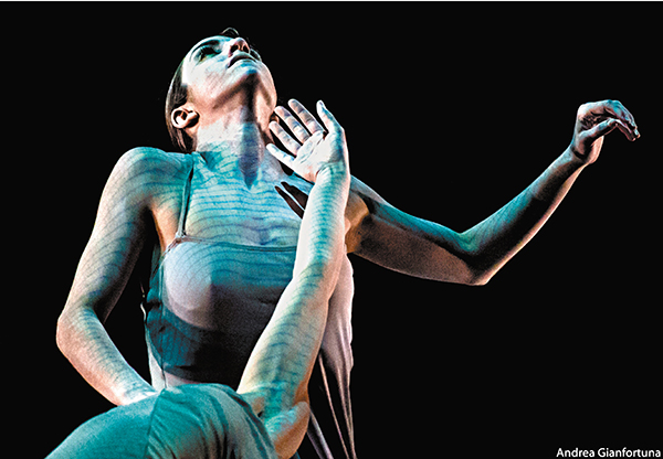 ◆投影在人體上繪出格子紋理。