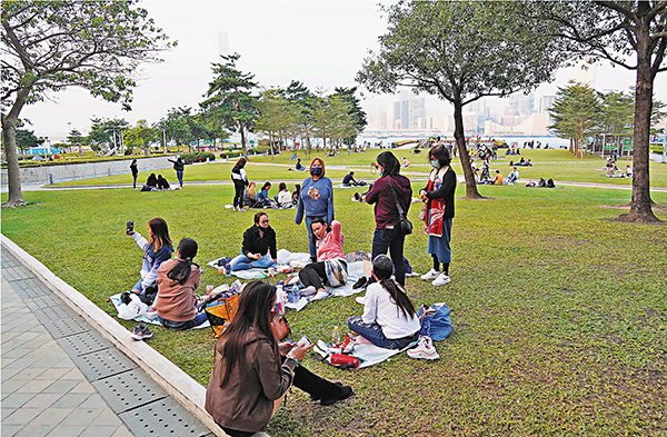 ◆昨日周六維園仍有大批外傭紮營，除口罩聊天及進食。 香港文匯報記者  攝