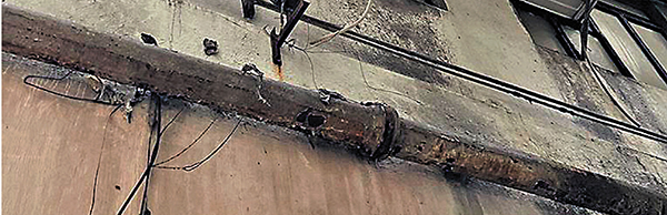 ◆ 美蘭閣大廈外牆渠管出現生銹及破損情況。圖：香港文匯報記者  攝