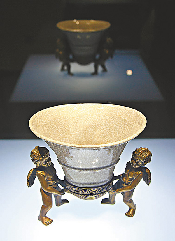 ◆清代晚期景德鎮製作的仿哥釉杯，此為外銷瓷珍品。