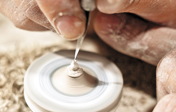 ◆景德鎮陶瓷藝術家正製作陶瓷。