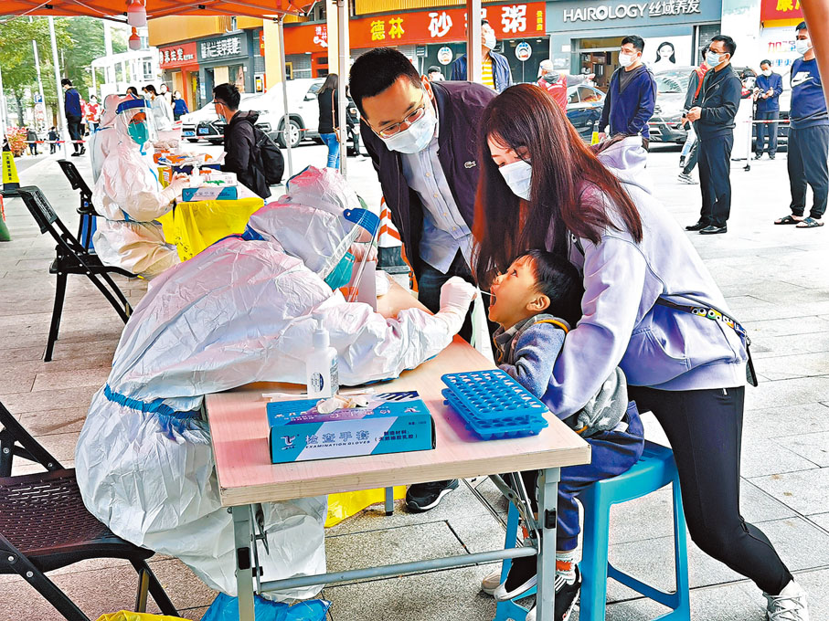 ◆ 深圳市民在核酸檢測點採樣。香港文匯報記者郭若溪  攝