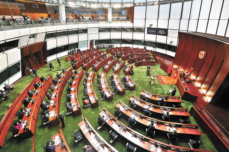 ◆根據問卷調查結果，95%受訪立法會議員承諾會幾乎每月至少見市民一次。圖為第七屆立法會議員在月初宣誓就職。 資料圖片