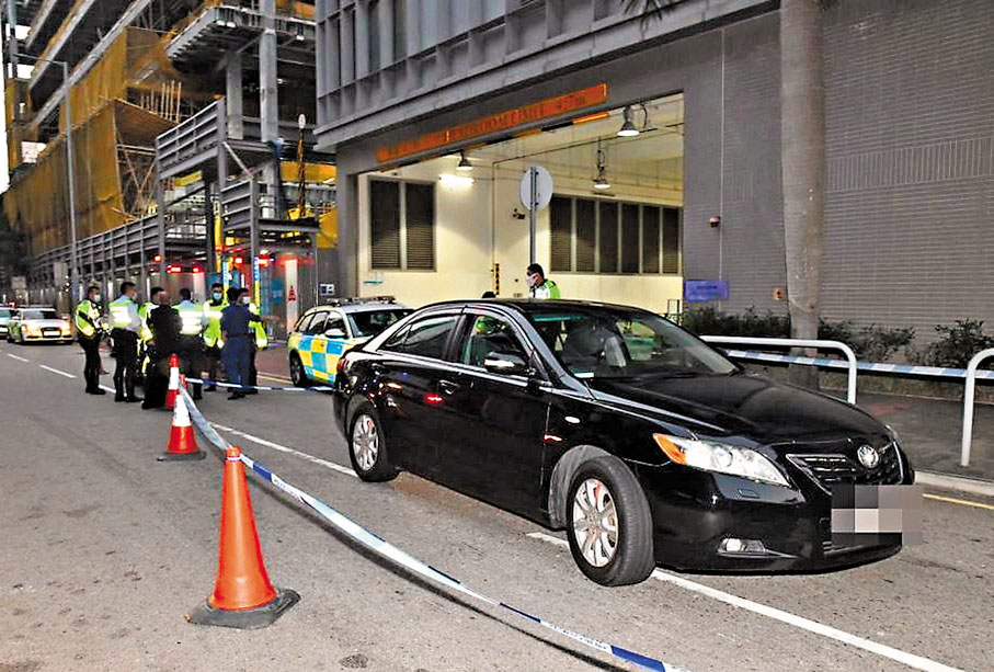 ◆被警方截停的涉案黑色私家車。