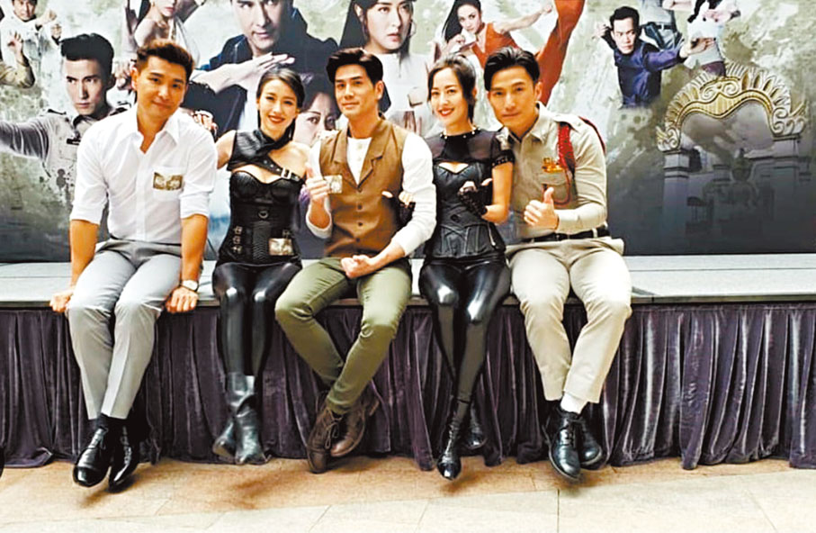 ◆左起：陳展鵬、姚子羚、伍允龍、唐詩詠及陳山聰主演新劇今晚首播。