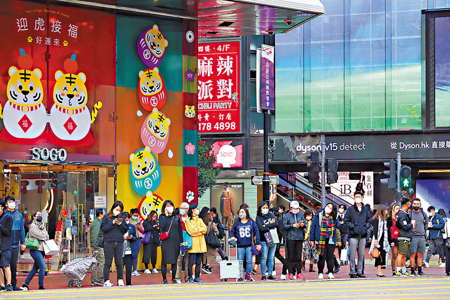 ◆前日初確的崇光百貨20歲兼職售貨員，她昨日證實確診。圖為銅鑼灣崇光百貨門外。 香港文匯報記者  攝
