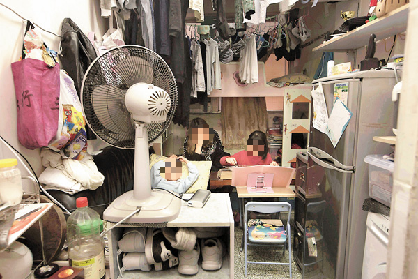 ◆ 江玉歡兒時與家姐及養母住劏房，對劏房戶的狀況有深切體會，希望透過自己對土地及房屋的法律知識，解決困擾香港多年的深層次問題。圖為香港劏房戶在狹窄環境下生活。資料圖片