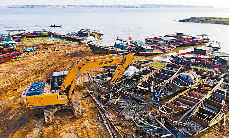 ◆2020年4月，都昌磯山附近水域挖掘機在拆解退捕回收的漁船。香港文匯報特約通訊員傅建斌  攝