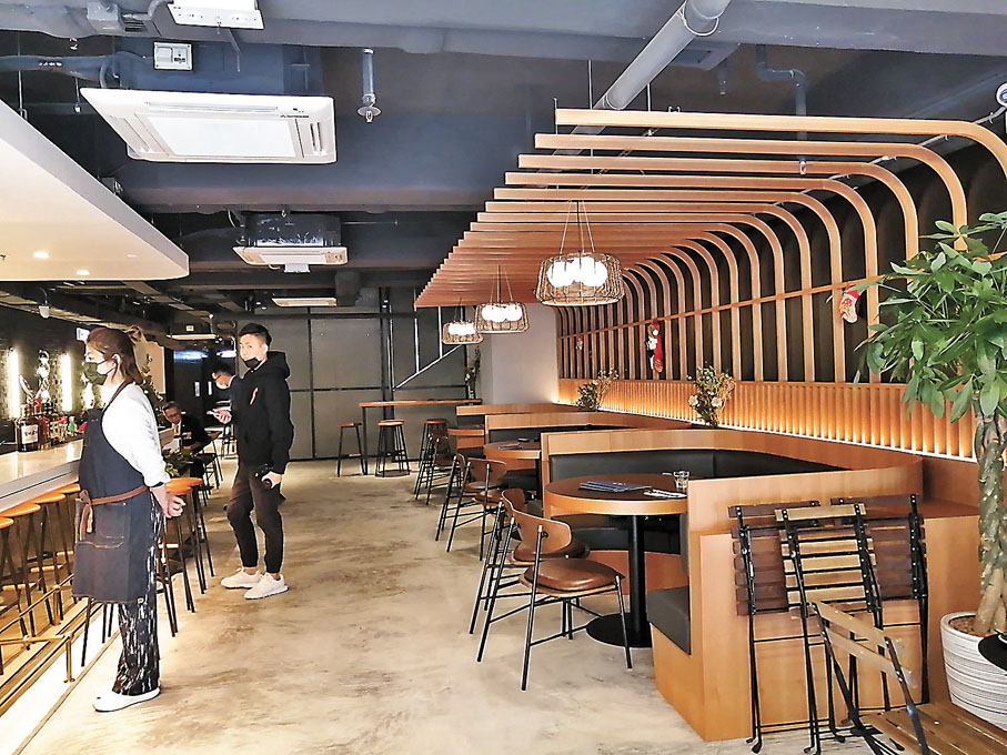 ◆ TRIPLE C裝潢以型格黑木、水泥牆為主軸。