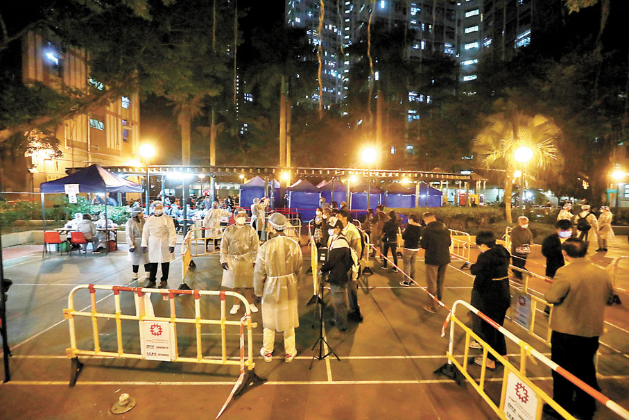 ◆在竹篙灣檢疫中心任職的51歲女保安初步確診，屬源頭不明個案，她居住的屯門寶田邨第3座昨晚圍封強檢。 香港文匯報記者  攝